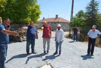 Belediye Başkanımız Özkan Alp ve Aşağıdudaş Muhtarı Bülent Acar ile birlikte Aşağıdudaş Mahallesindeki yapılan kilitli parke taş döşeme ve yol çalışmalarını yerinde inceledikten sonra mahalle sakinlerinin istek ve taleplerini dinledi.